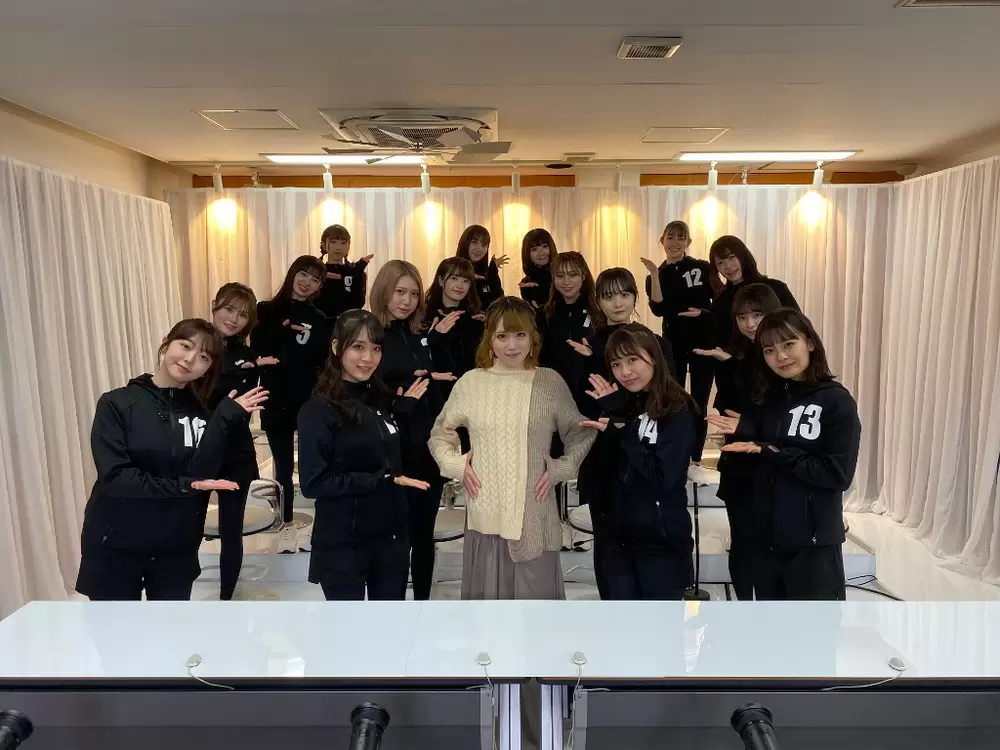 大食いギャル・大畑花蓮 vs AKB48メンバー16人!「ピザーラ」で大食い対決!