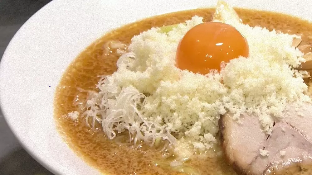 チーズどっさり!人気店「酵NOODLE」の超濃厚な“発酵味噌ラーメン”って?