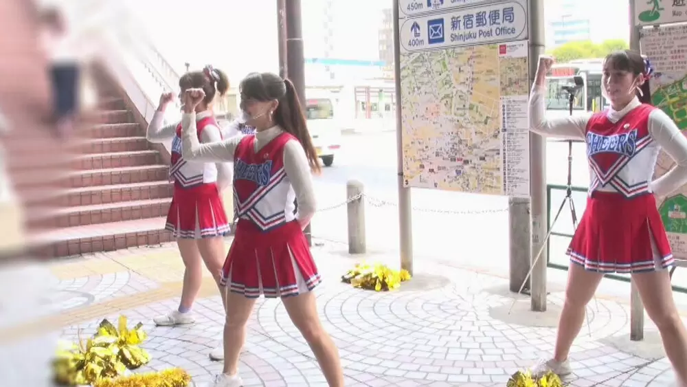 朝 駅前で出勤する人を 勝手に 応援するチアリーダー 彼女たちの正体とは Tbsテレビ 朝 駅前で出勤する人を 勝手に 応援するチアリーダー 彼女たちの正体とは Tbsテレビ
