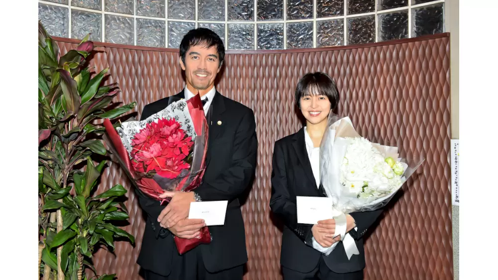 日曜劇場 ドラゴン桜 阿部寛と長澤まさみが揃ってクランクアップ 生徒役キャストも駆けつけ2人を祝福 Tbsテレビ 日曜劇場 ドラゴン桜 阿部寛と長澤まさみが揃ってクランクアップ 生徒役キャストも駆けつけ2人を祝福 Tbsテレビ
