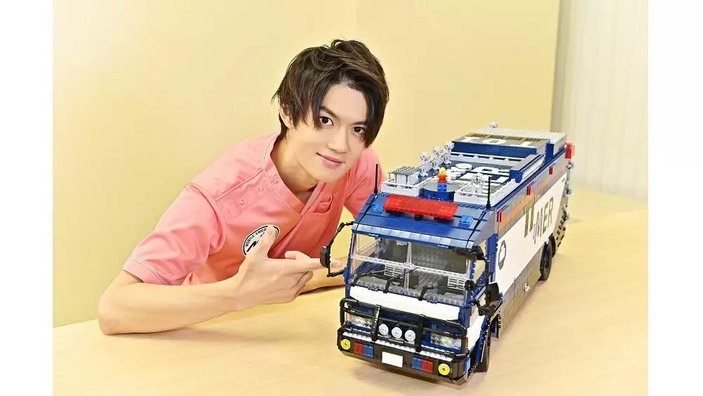 約1万個のlegoで Tokyo Mer の 走るオペ室 を再現 Erカーを運転する徳丸役の佐野勇斗が仕上げを Tbsテレビ 約1万個のlegoで Tokyo Mer の 走るオペ室 を再現 Erカーを運転する徳丸役の佐野勇斗が仕上げを Tbsテレビ