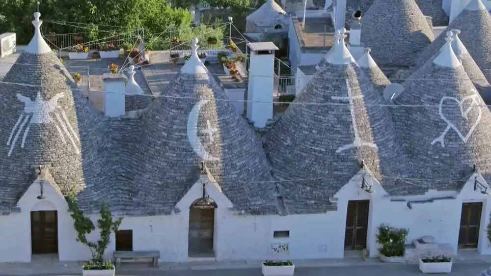 世界遺産の屋根に描かれた 月 や ハート 一体 何のためにこんなことを Tbsテレビ 世界遺産の屋根に描かれた 月 や ハート 一体 何のためにこんなことを Tbsテレビ