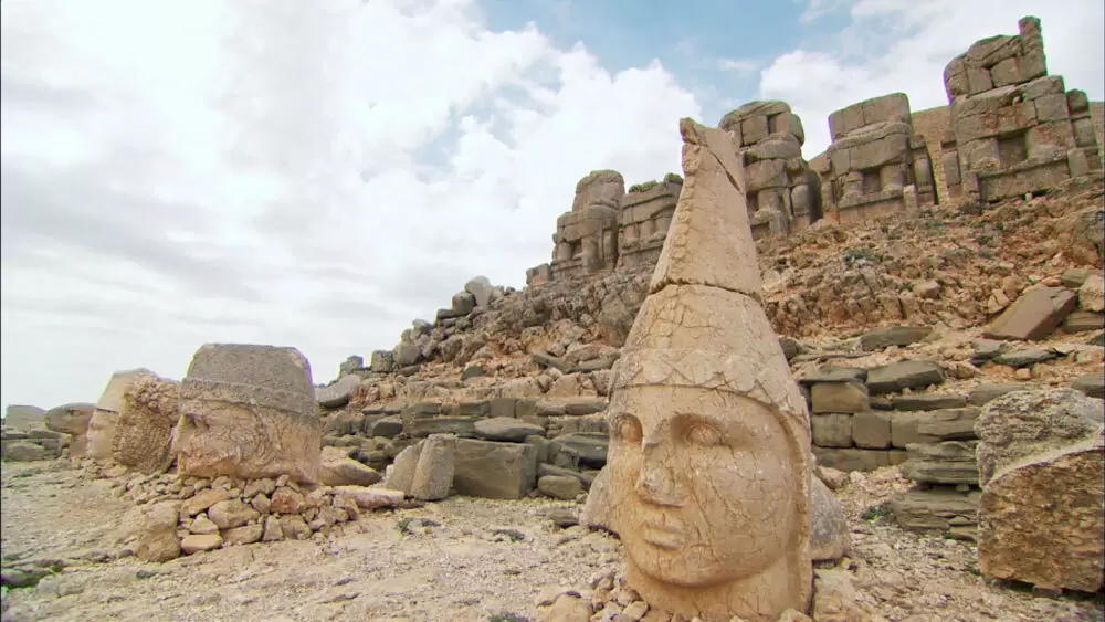 世界遺産の山の頂にある、「巨大石像の顔」のナゾ｜TBSテレビ
