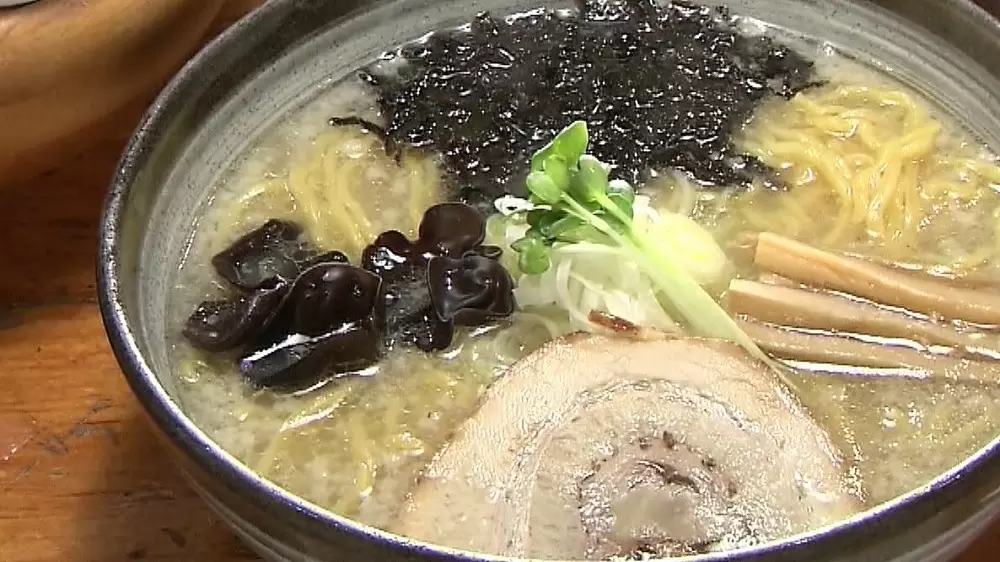 牛・豚・ホタテのうまみが凝縮した、コク深いスープの極上塩ラーメン