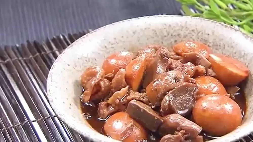 創業以来継ぎ足しの秘伝ダレが絶品!お客さんの8割以上が購入する鶏肉専門店の「モツ煮」
