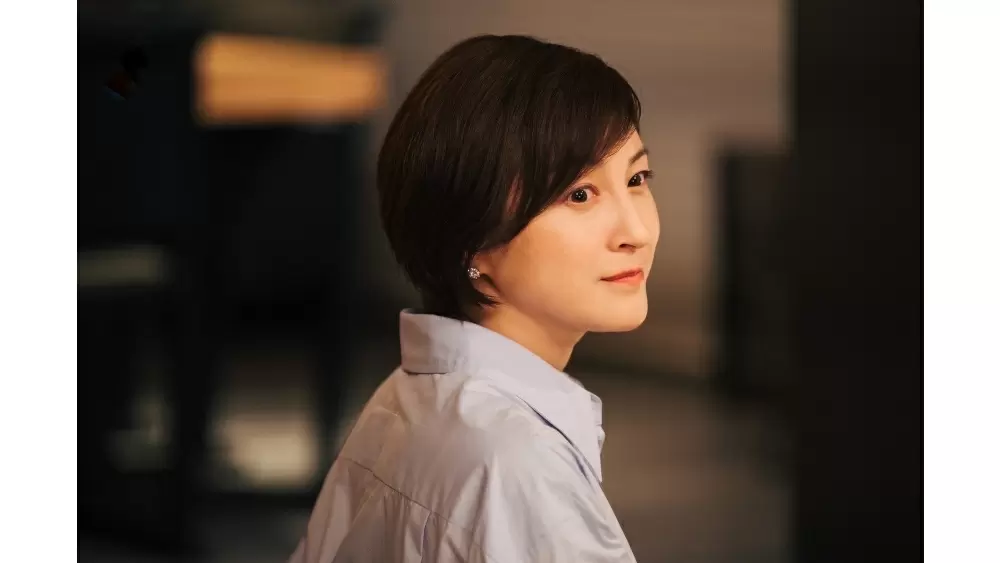 広末涼子　かなりエッジが効いた衣装を着ています（笑）『ユニコーンに乗って』インタビュー