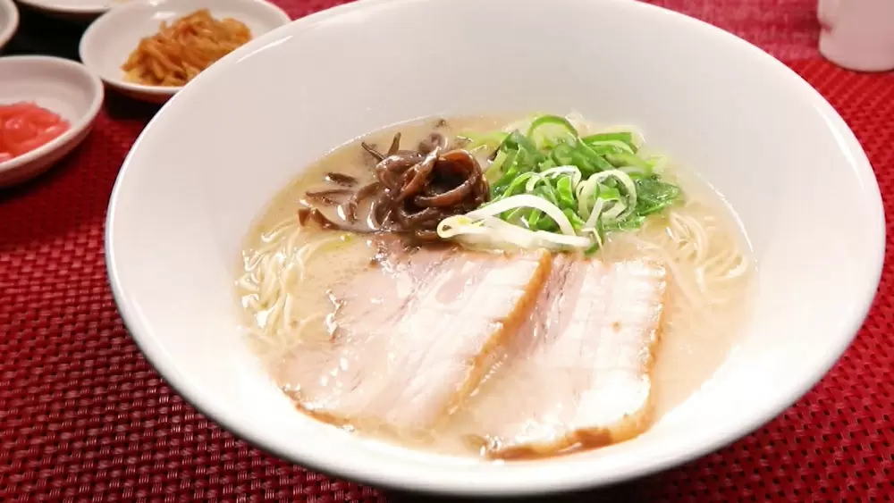 満場一致で合格のクリーミー豚骨ラーメンも！超一流料理人が認めた