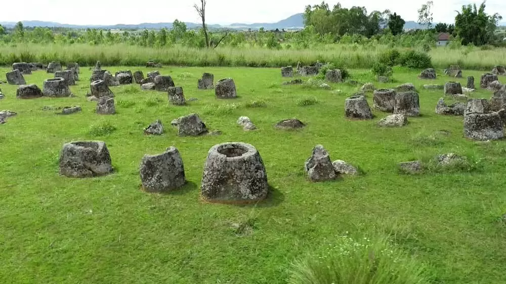 爆弾が落とされた「世界遺産の平原」に残る、無数の石壺のナゾ