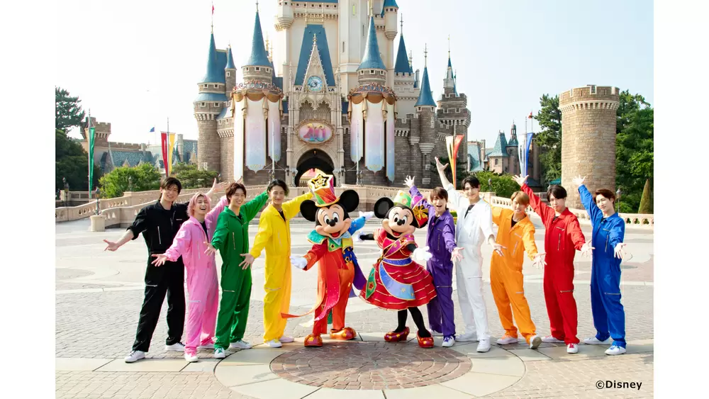 Snow Man9人揃って初の東京ディズニーリゾート®ロケ!“つなぎ姿”で