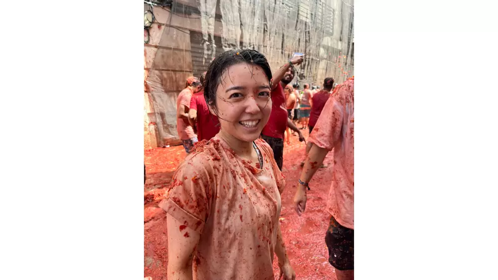 上白石萌音がスペインの奇祭・トマト祭りへ!顔面にトマト直撃でキレる