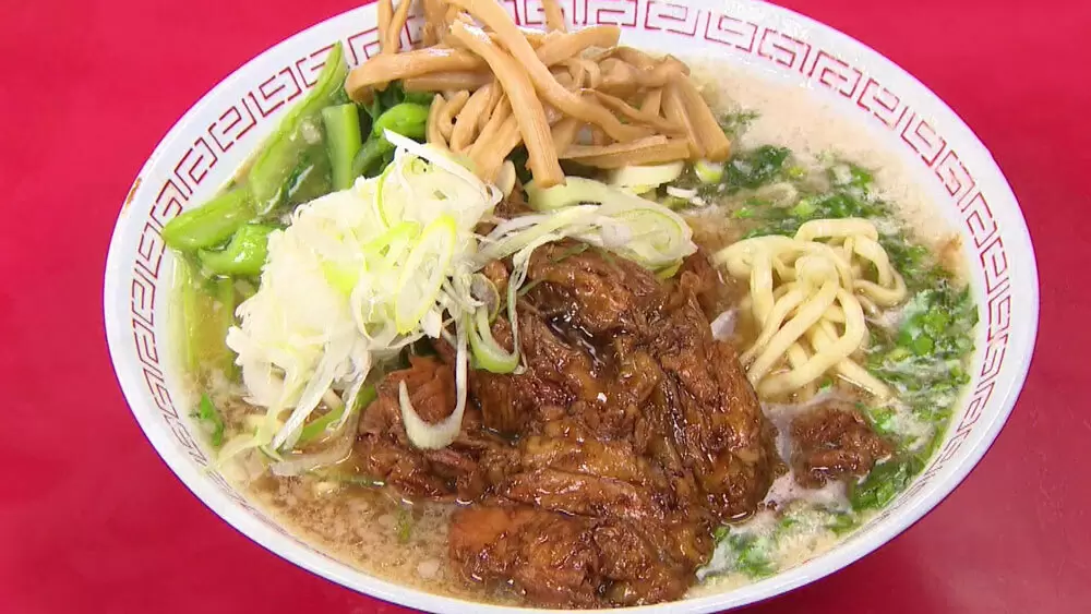 スタミナ＆ボリューム満点！ホロホロの軟骨肉がのった大人気ラーメン