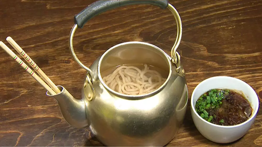 こんなのアリ!? “やかんに入ったうどん”が降臨するお店「あかちょこべ
