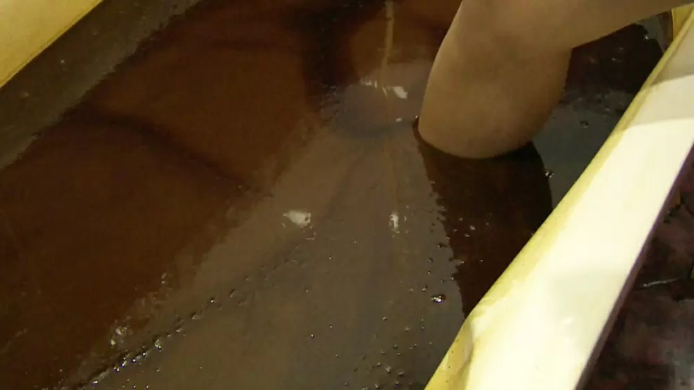 【超ワイルド】ドロッドロの石油風呂ってどんなもの?