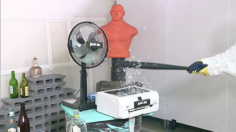 廃品回収業者から集めたワレモノや壊れて再利用できない小型家電を思いっきりぶっ壊す