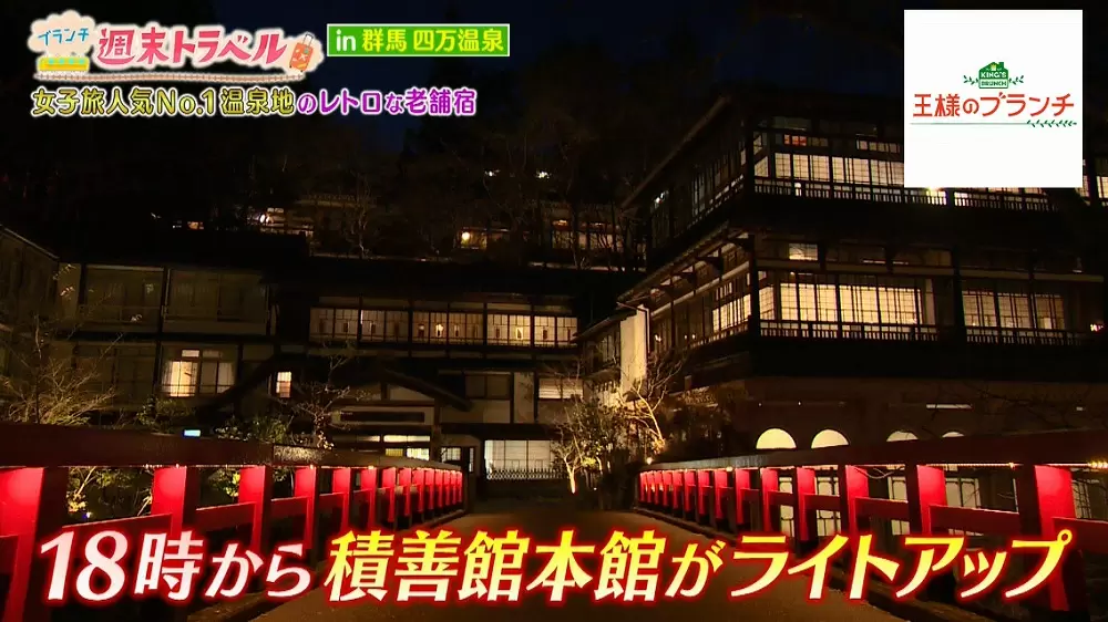 夜には本館がライトアップ