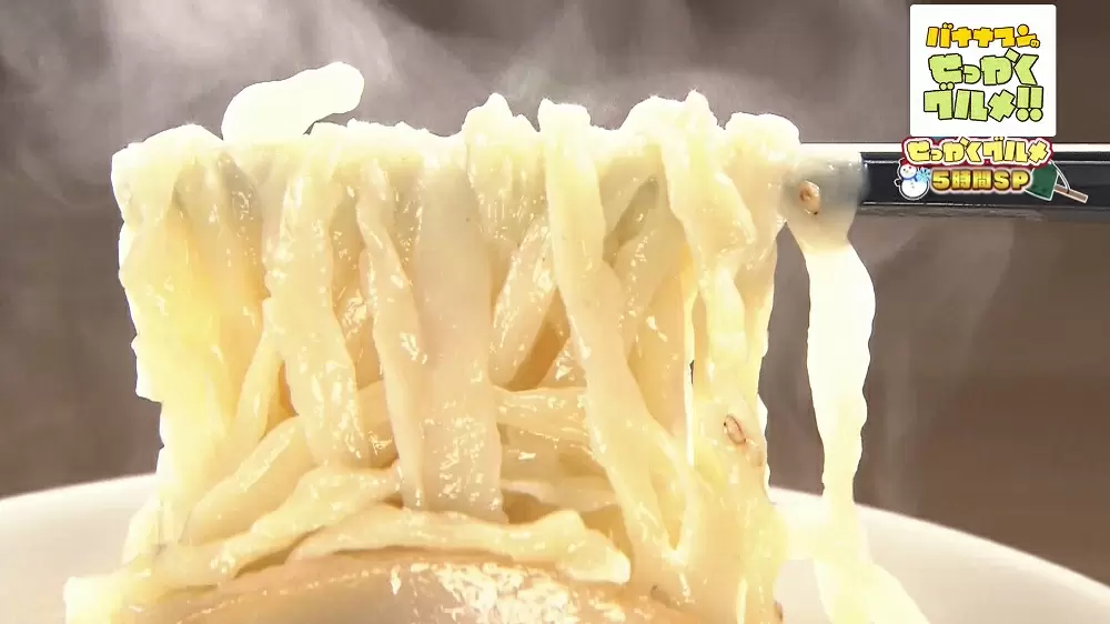 自家製の平打ち中太ちぢれ麺