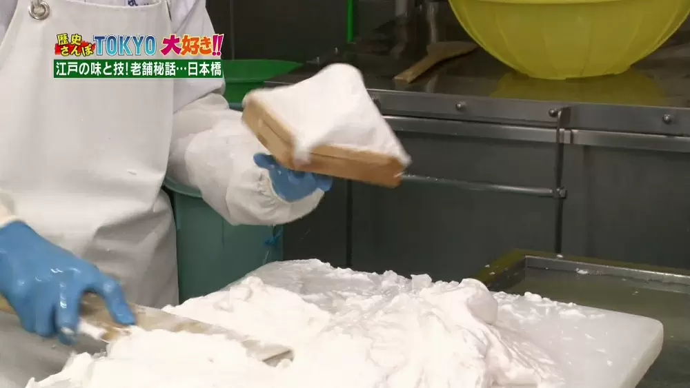職人が1つ1つ型に盛って成型