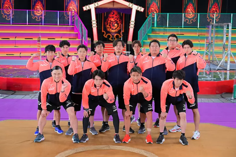 筋肉自慢の男たちがお相撲さんに体当たりで挑む!強いのはどっち