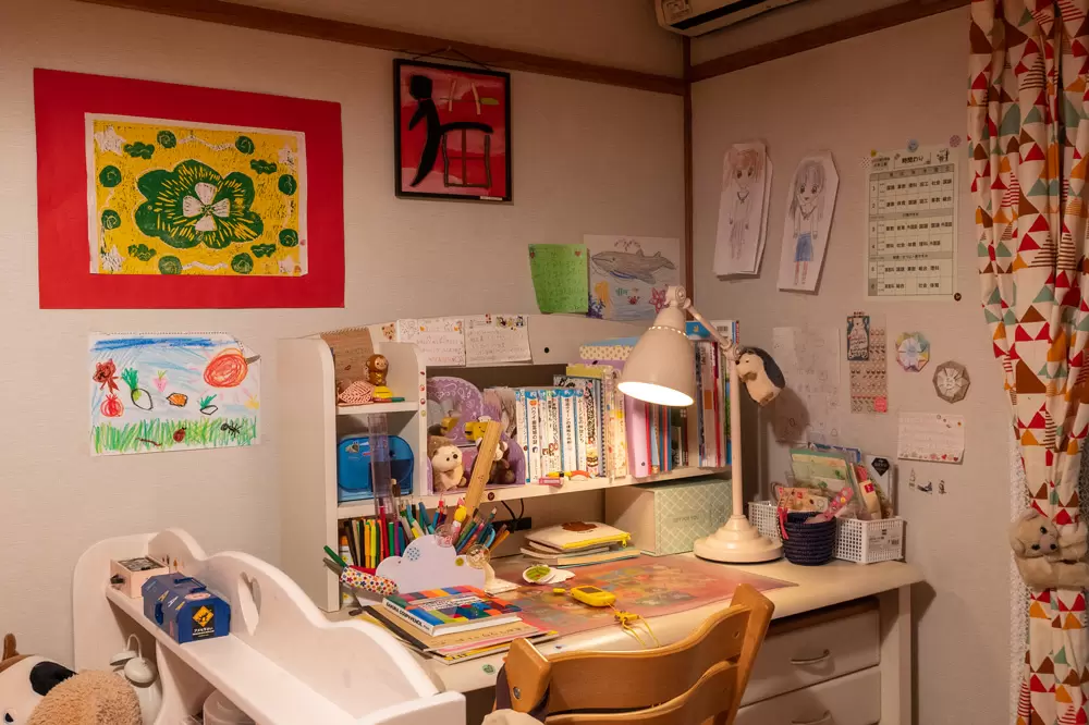 雑貨、飾りドラマ妻が小学生になったで部屋の飾りで出てます 裏側】万理華と出会って部屋にも変化が!?『妻、小学生になる。』セット