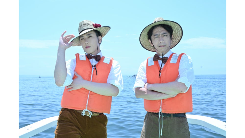 家のリビング、テレビの棚の装飾、蒸した日の上の金竜魚の置物3 突っ張り式コーナー用ラック 幅90cm・3段 【テレビ上の空間を有効活用