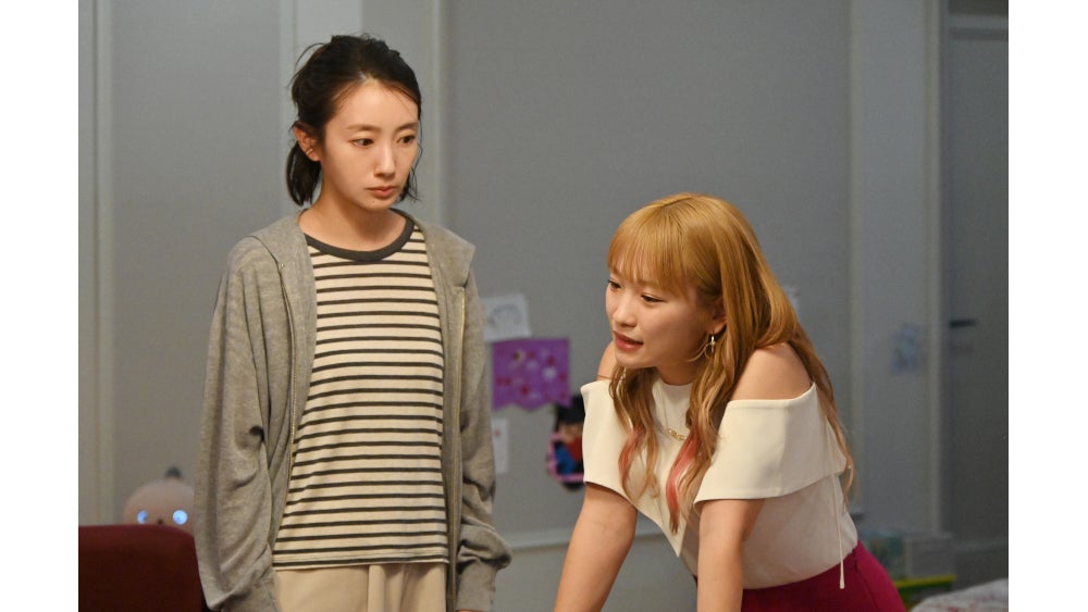 波瑠×川栄李奈、出会いが導く“ニセママ契約”――金曜ドラマ『フェイク