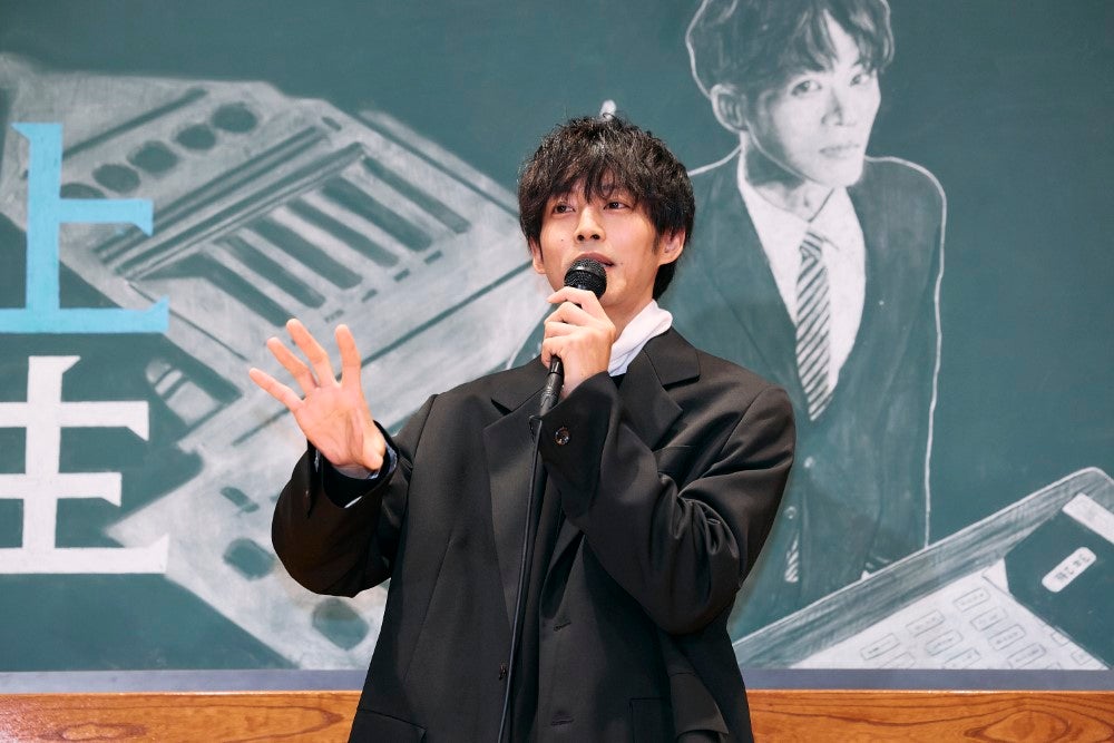 松坂桃李がサプライズで学校訪問！ “特別授業”で令和の高校生約250人に