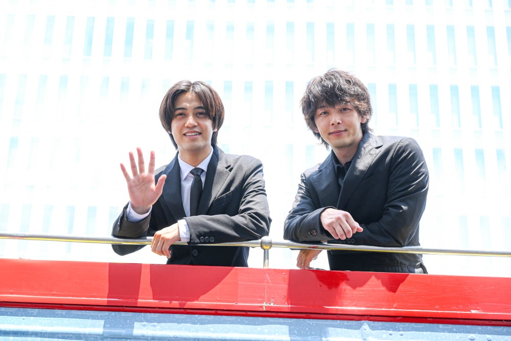 髙橋海人×中村倫也がロンドンバスで出現！金曜ドラマ『DOPE 麻薬取締部