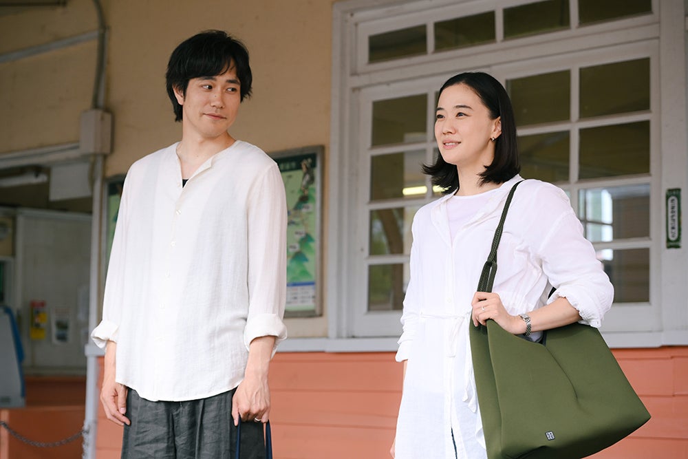 咲子役の蒼井優と充役の松山ケンイチ